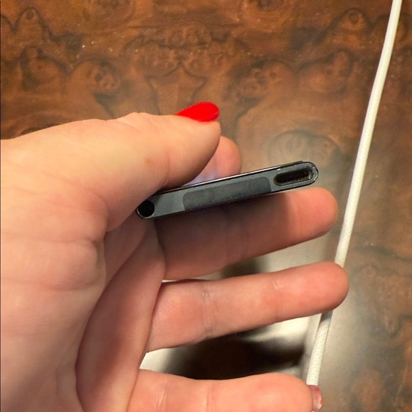 Space Gray iPod Nano 7 Generation - Picture 5 of 10